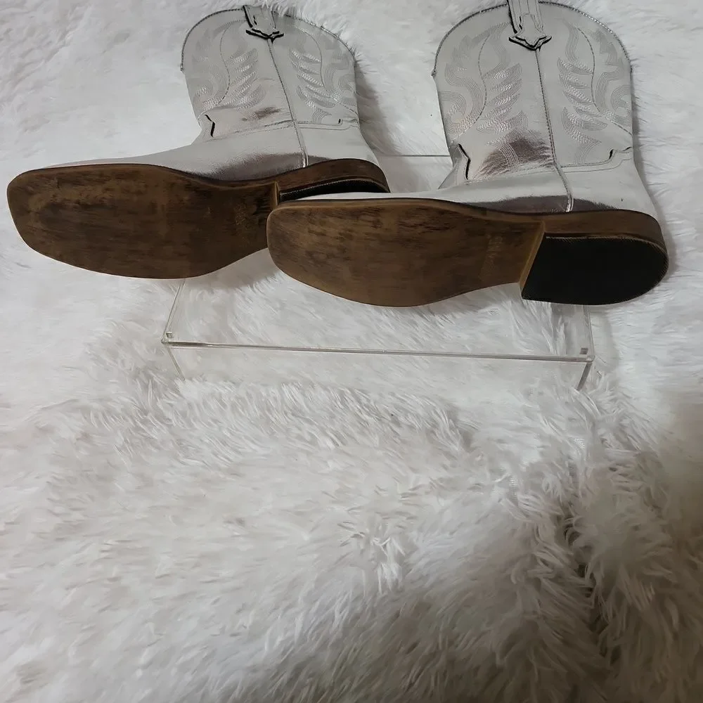 NWT SHYANNE SIZE 7 SHINY SILVER BOOTS! VEAGAN LEATHER,GORGEOUS